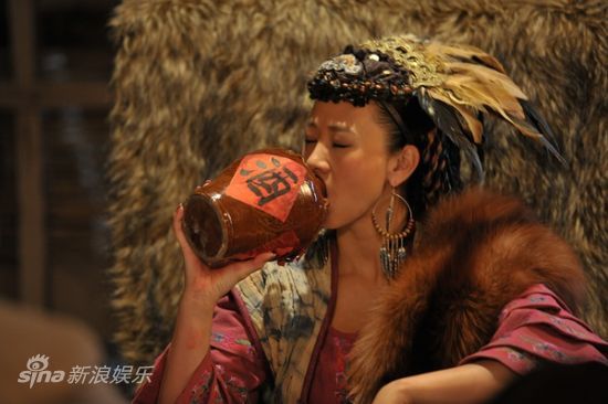 图文双城计中计剧照翁虹举坛豪饮