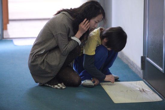 吴天明主演的微电影《老人愿》中,王珞丹饰演了一位带着7岁小孩的单身