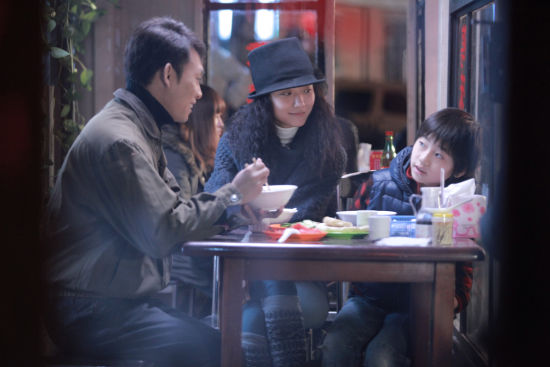 王珞丹(微博),张译(微博),吴天明主演的微电影《老人愿》中,王珞丹