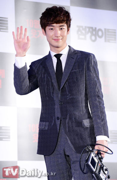 图文:《占卜师们》发布会--李帝勋打招呼