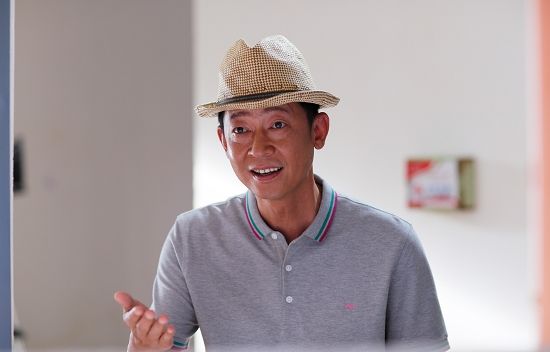 王志文饰演教授欧阳剑,年近五十,儒雅有礼.