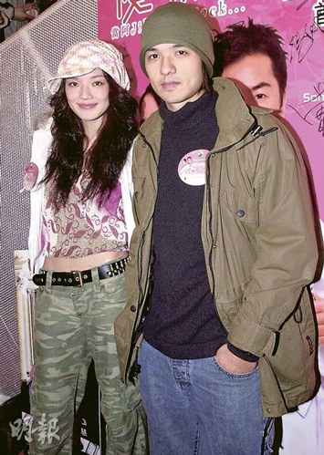 莫文蔚寄情工作,感情没有着落;冯德伦则因为被拍到跟台湾女星徐若瑄