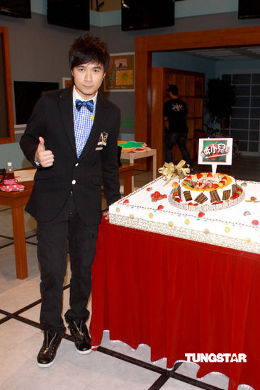 古巨基片场庆37岁生日小朋友送礼备受感动图