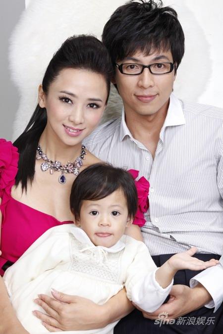 翁虹被赞"时尚好主妇" 率全家拍圣诞写真(图)