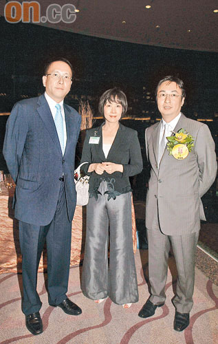 狄娜的妹妹梁国贞早年出席就职礼时,获李家杰(右)及施荣忻欢迎.