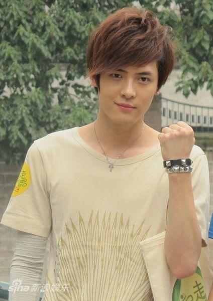 付辛博顶烈日下河取样 变身质检员倡导环保(图)