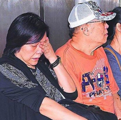 徐华凤离世曾自责愧对父母 灵堂似白玫瑰花海