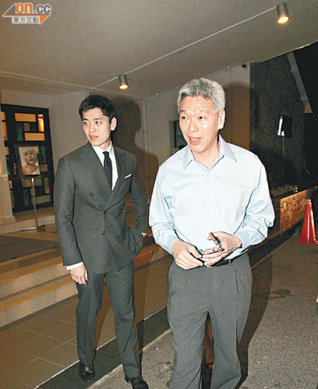 新加坡总理李显龙弟弟李显扬(右)到场致祭