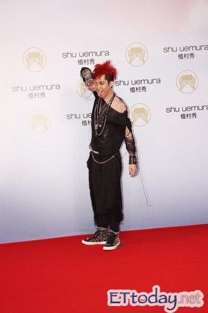 谢和弦自曝吸毒猛料 公司称无法确定真实性