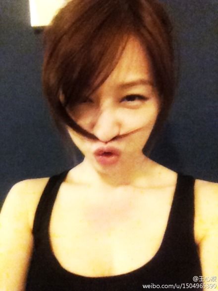 14日晚,台湾女歌手王心凌(微博)在微博上传一张胡子搞怪照,将发丝贴在