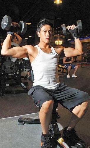 何润东举哑铃秀健硕双臂 1周跑4次健身房