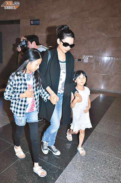 邱淑贞携女出游全程撇女低头玩手机