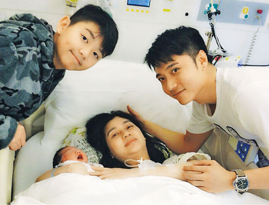 洪欣一家喜迎新成员bb女晞彤,儿子张镐濂(左)与老公张丹峰(右)开心不