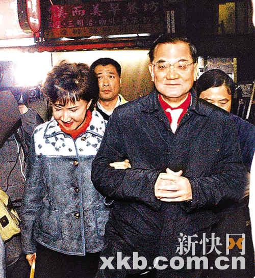 连胜文喜获7斤麟儿 难掩兴奋秀儿子脚印(组图)