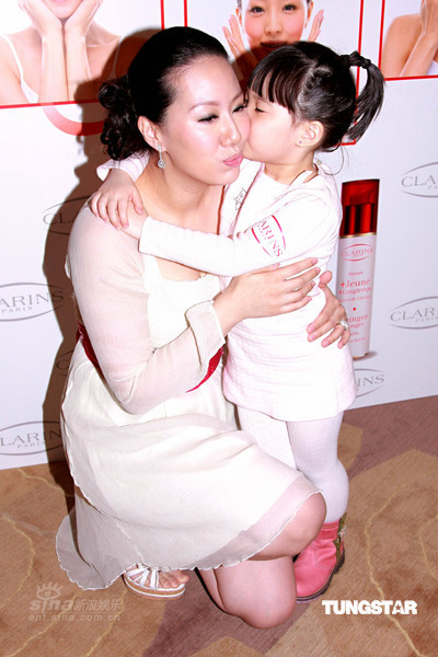 组图陈嘉容否认男友绯闻出席护肤品发布会