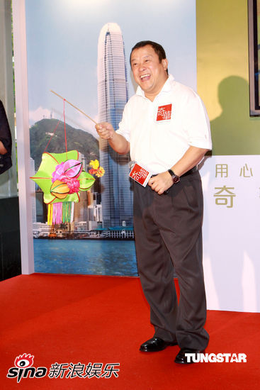 曾志伟代言月饼配合做宣传曾志伟与观众互动吃月饼曾志伟变身旧时香港