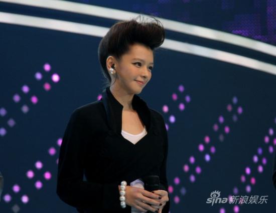 徐若瑄卖力唱歌徐若瑄深情投入