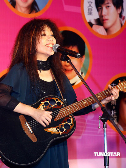 组图潘裕文活动遇偶像曾淑勤玩爱的抱抱