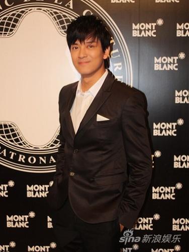 组图:陈晓东受邀颁奖礼 参加活动不忘谈环保