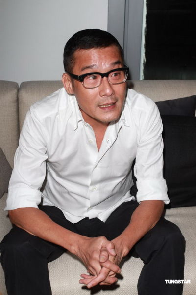 组图:梁家辉现身电台态度亲民无架子