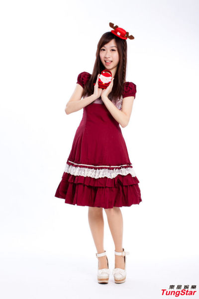 组图:"焦糖甜心"吴丹妮大秀甜心圣诞照