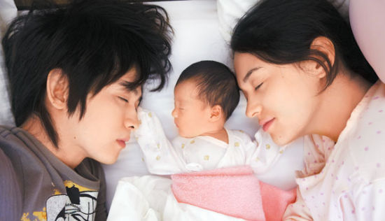 纪佳松月初得女 张榕容称遗传其大眼(图)