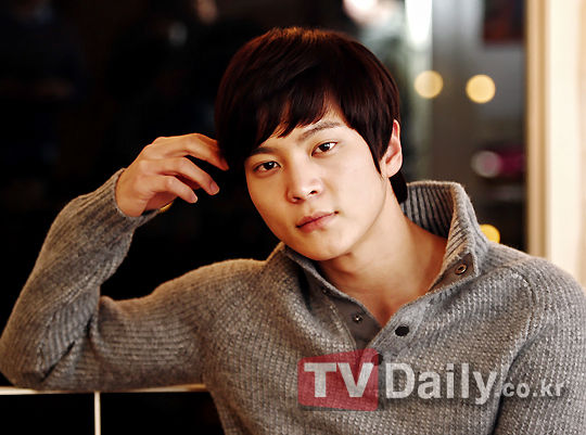 新浪娱乐讯 韩国演员朱元对自己主演的新剧《新娘面具》