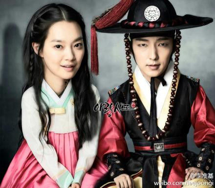 微博秀:李准基申敏儿新剧造型大头照