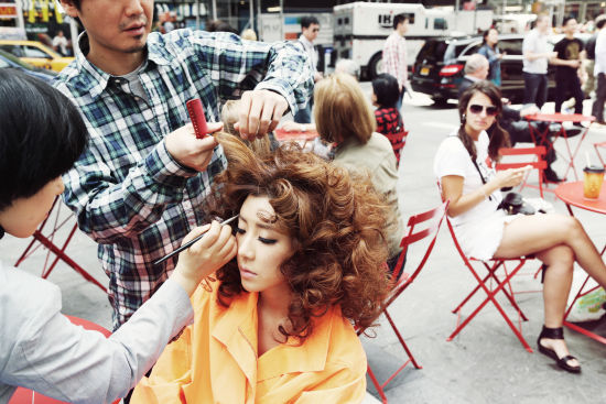 朴韩星纽约街头照曝光 蓬松卷发欧美风