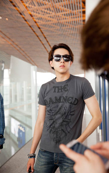 cnblue李正信t恤牛仔裤打造简约机场时尚