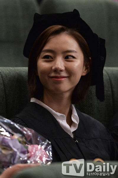 朴秀珍参加大学毕业礼 戴博士帽满面春风