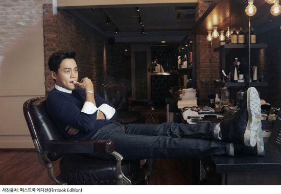 曝李瑞镇时尚写真幕后照 翘脚发呆也帅气