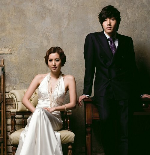 韩彩雅拍摄婚纱杂志封面 优雅与复古并存