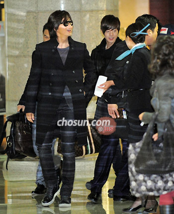 组图金贤重与裴勇俊一同亮相巨星架势十足