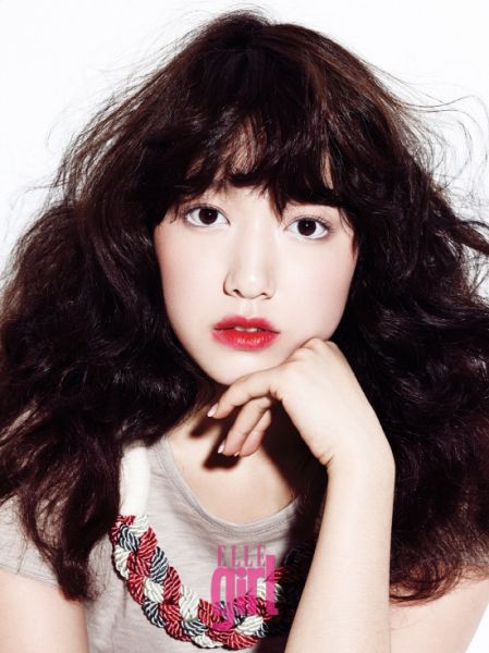 组图:韩国女星朴信惠时尚写真 卷发红唇如娃娃