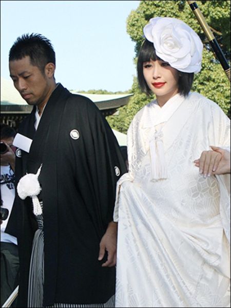 铃木纱理奈和Tela-C结婚时的幸福照片