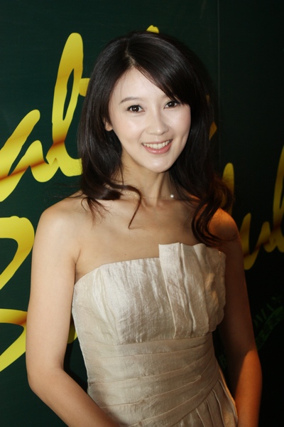 甘薇靓妆出席时尚活动下月将赴台出席金马奖