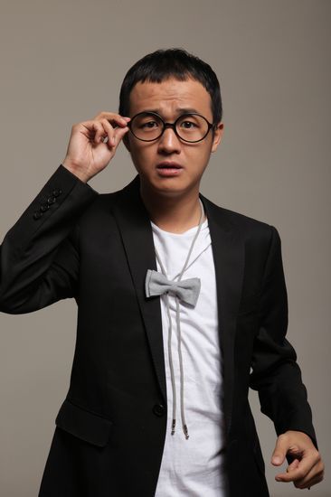 包贝尔子承母业玩皮影 再演傻子得心应手