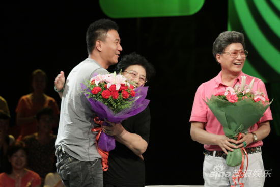 左起:儿子胡军,母亲王亦满,父亲胡宝善