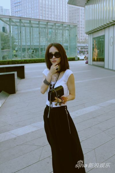 王冰洋曝街头时尚街拍长裙飘逸图