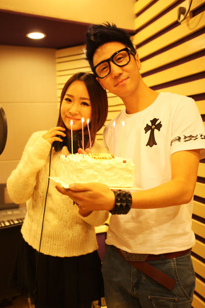 刘佳为师姐sara筹备神秘礼物录音棚庆生