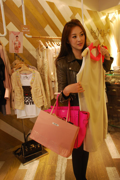 刘梓娇街拍风格气质清新刘梓娇漫步街头时尚装扮引人侧目新浪娱乐讯