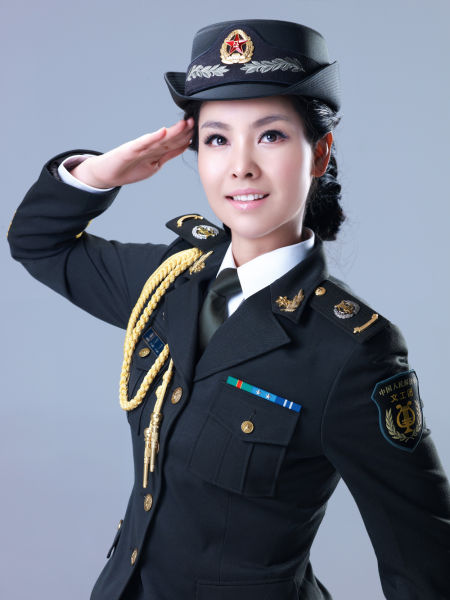 郭芳芳与航天人员欢庆戎装激情献歌