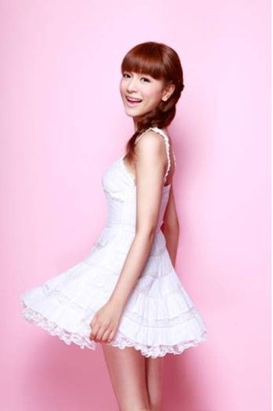 华娱卫视主持人温婷茹推甜美写真