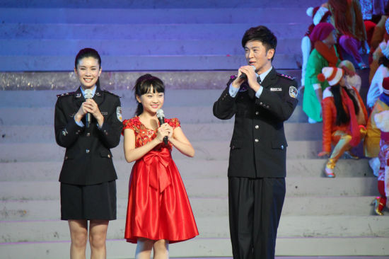 郭家铭身着警服登公安部春晚