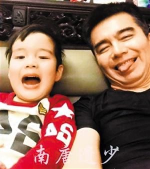 许亚军第四任妻子曝光娇美 儿子帅气(图)