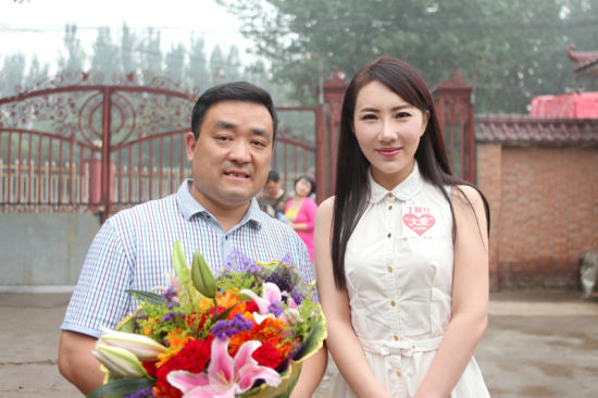 丁晓红父亲节做公益 与孩子们重温童年