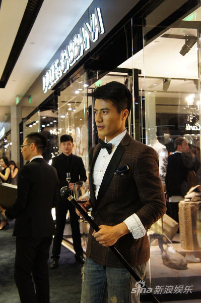 李晨浩着西装出席品牌派对 复古手杖抢镜