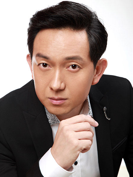 关亚军西装写真花絮照 塑造多面型反派