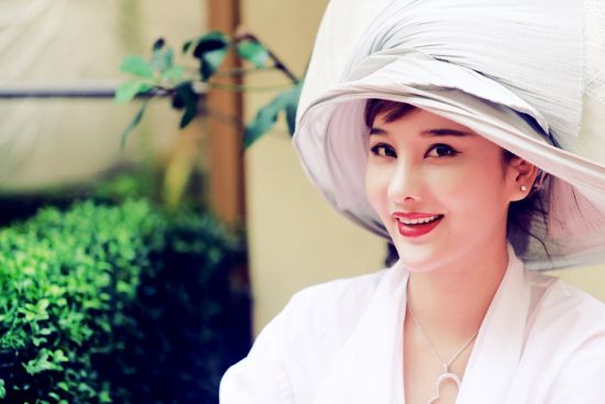 张虹一笑容优雅甜蜜法式帽子雍容华贵